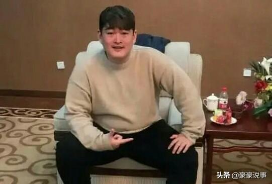 结婚22年2儿子非亲生面对结婚已经长达22年，且育有两个儿子，但突然发现其中一个儿子并非亲生的这种情况，对于任何夫妻来说都是一个巨大的冲击和复杂的问题。处理这种情况需要谨慎和考虑多个方面。