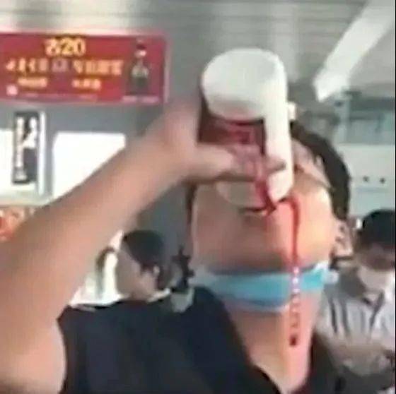 男生带五粮液上高铁被拦当场喝完