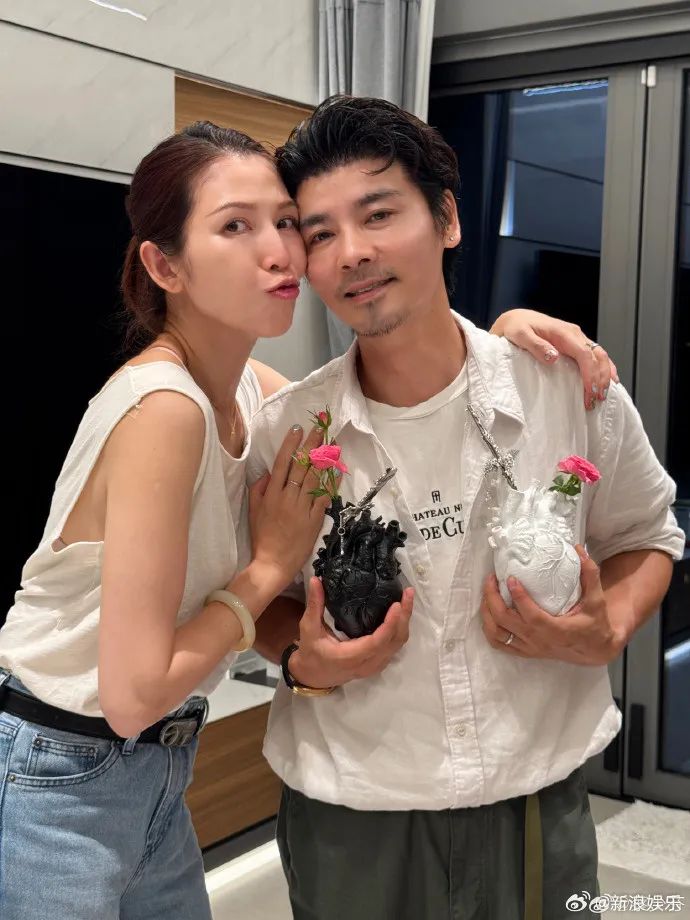 蔡少芬曝张晋突发心脏病细节蔡少芬在一次公开采访中详细描述了张晋突发心脏病的细节。