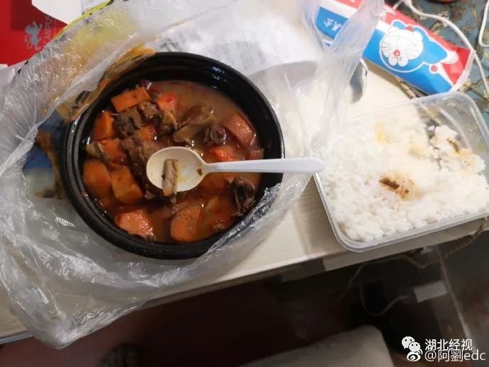 吃外卖后差点瘫痪听到您吃外卖后差点瘫痪的情况，我深感关切和担忧。这种情况可能与外卖食品的质量、卫生状况以及个人健康状况有关。请务必重视自己的健康，及时寻求医疗帮助，以确保身体状况得到妥善处理。